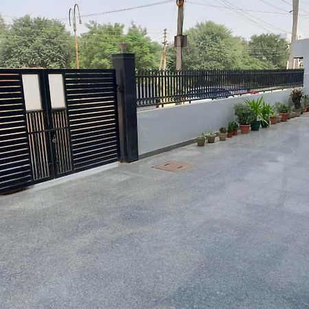 Hotel The Luxem - Behind Ibis Hotel Gurugram Gurgaon Exterior photo