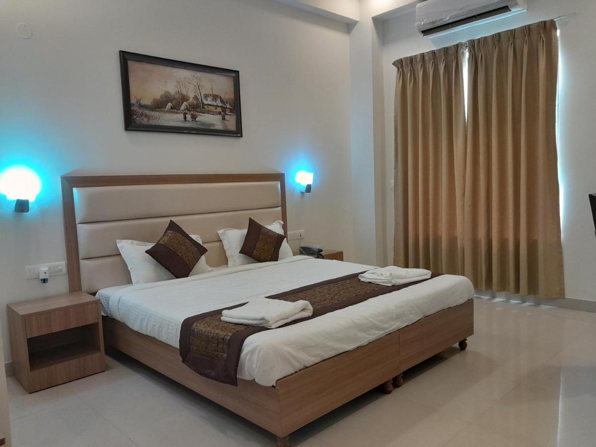Hotel The Luxem - Behind Ibis Hotel Gurugram Gurgaon Exterior photo
