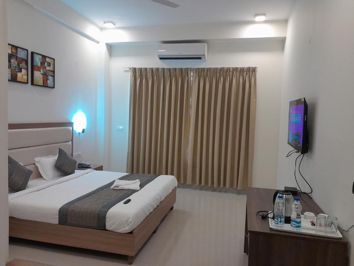 Hotel The Luxem - Behind Ibis Hotel Gurugram Gurgaon Exterior photo