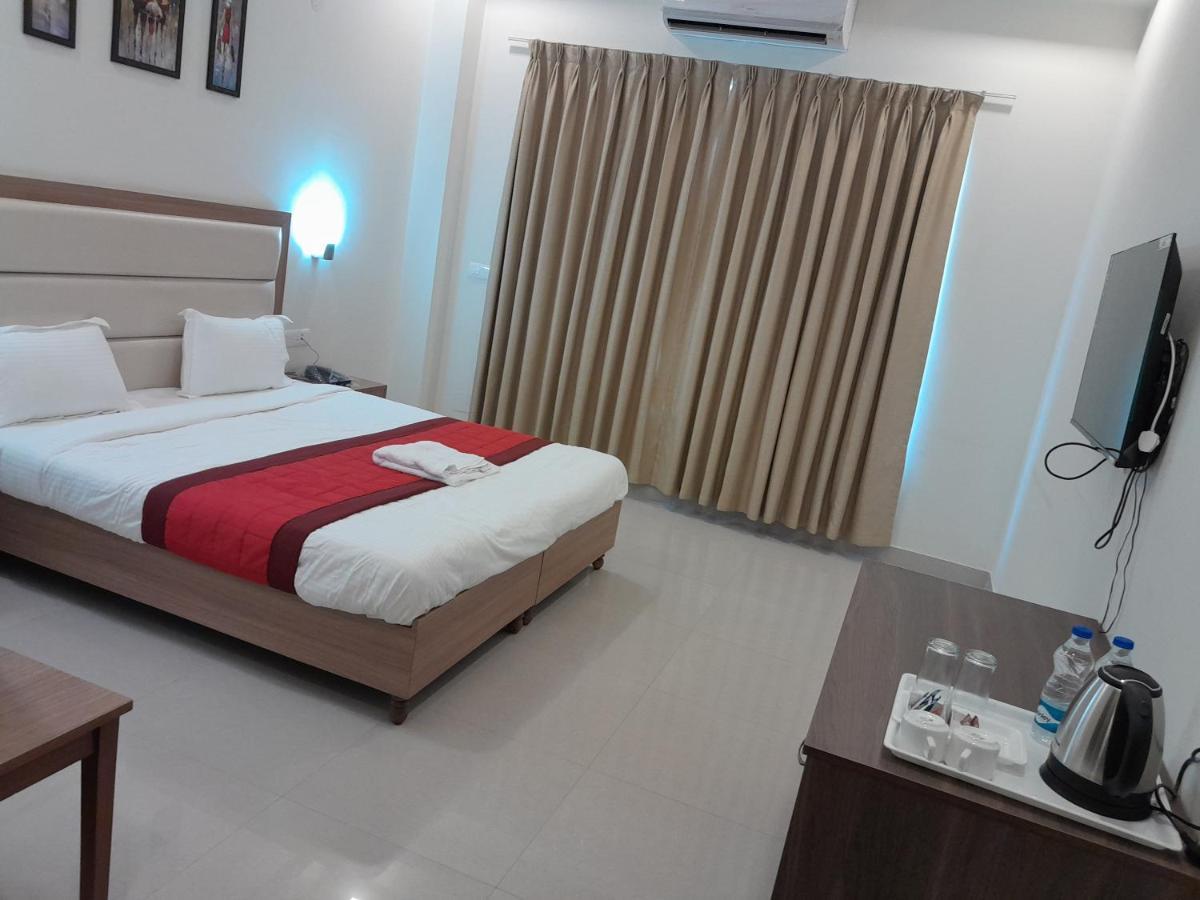 Hotel The Luxem - Behind Ibis Hotel Gurugram Gurgaon Exterior photo