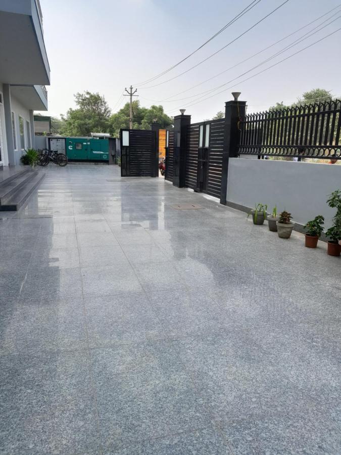 Hotel The Luxem - Behind Ibis Hotel Gurugram Gurgaon Exterior photo
