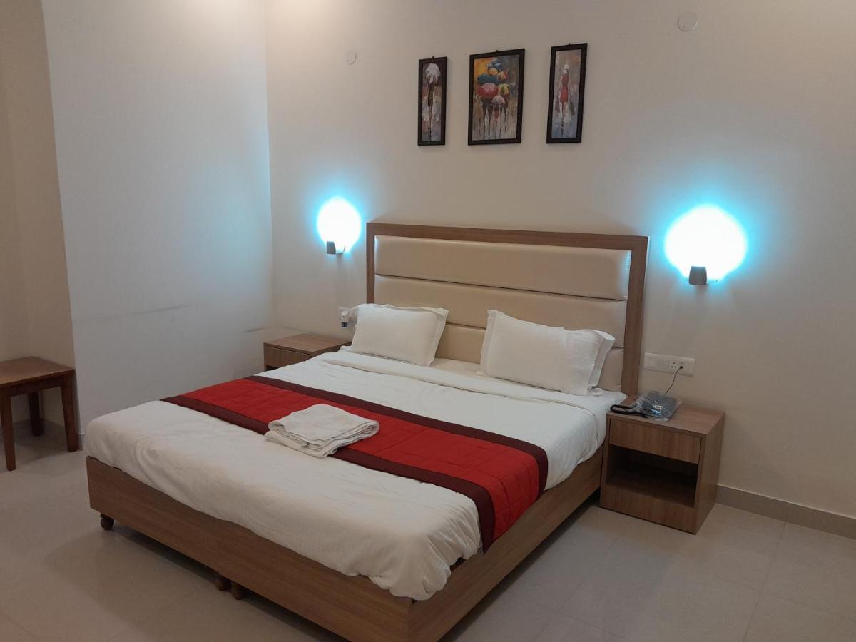 Hotel The Luxem - Behind Ibis Hotel Gurugram Gurgaon Exterior photo