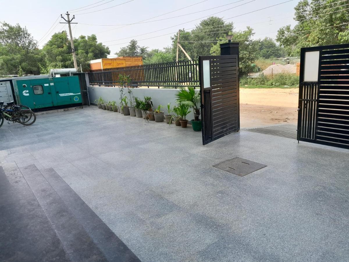 Hotel The Luxem - Behind Ibis Hotel Gurugram Gurgaon Exterior photo
