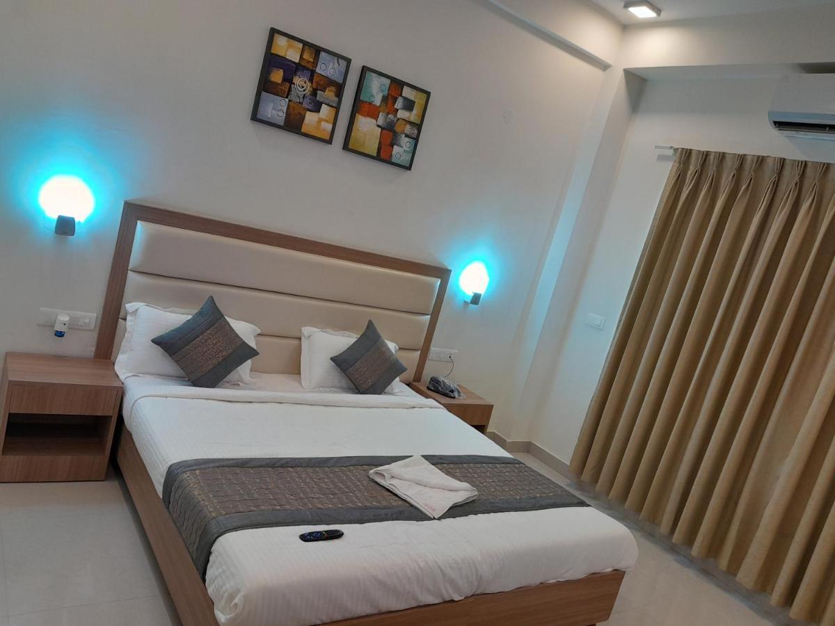 Hotel The Luxem - Behind Ibis Hotel Gurugram Gurgaon Exterior photo