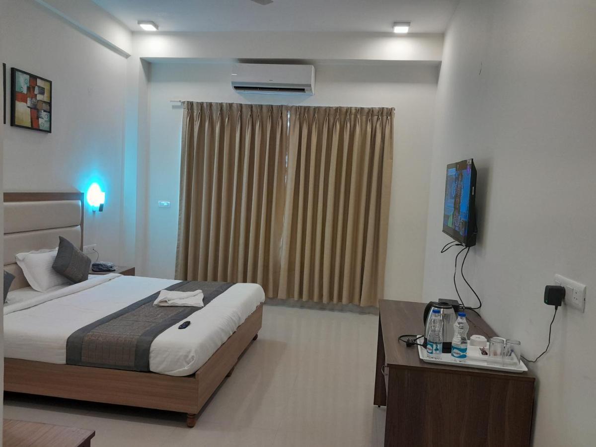Hotel The Luxem - Behind Ibis Hotel Gurugram Gurgaon Exterior photo