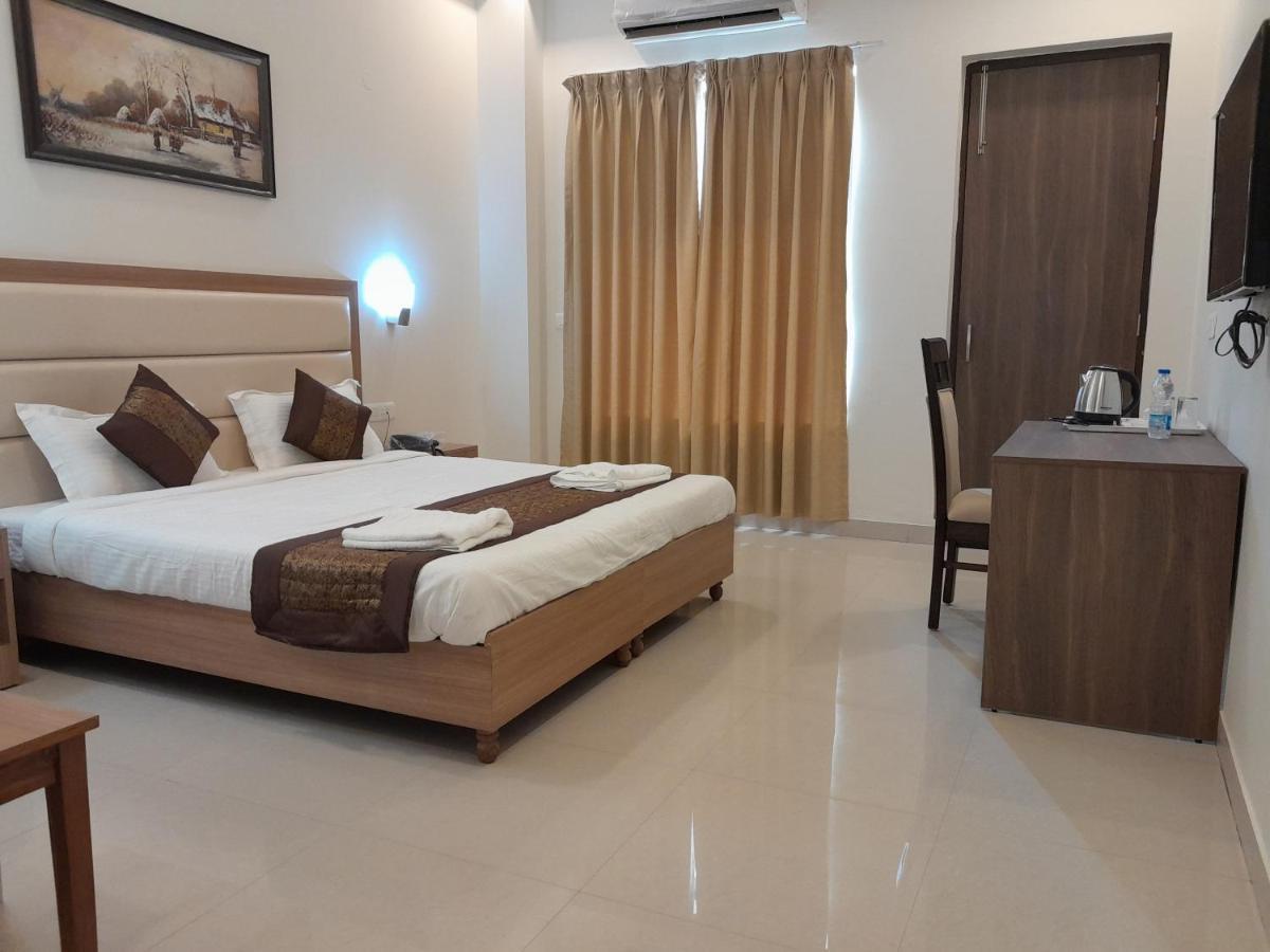 Hotel The Luxem - Behind Ibis Hotel Gurugram Gurgaon Exterior photo