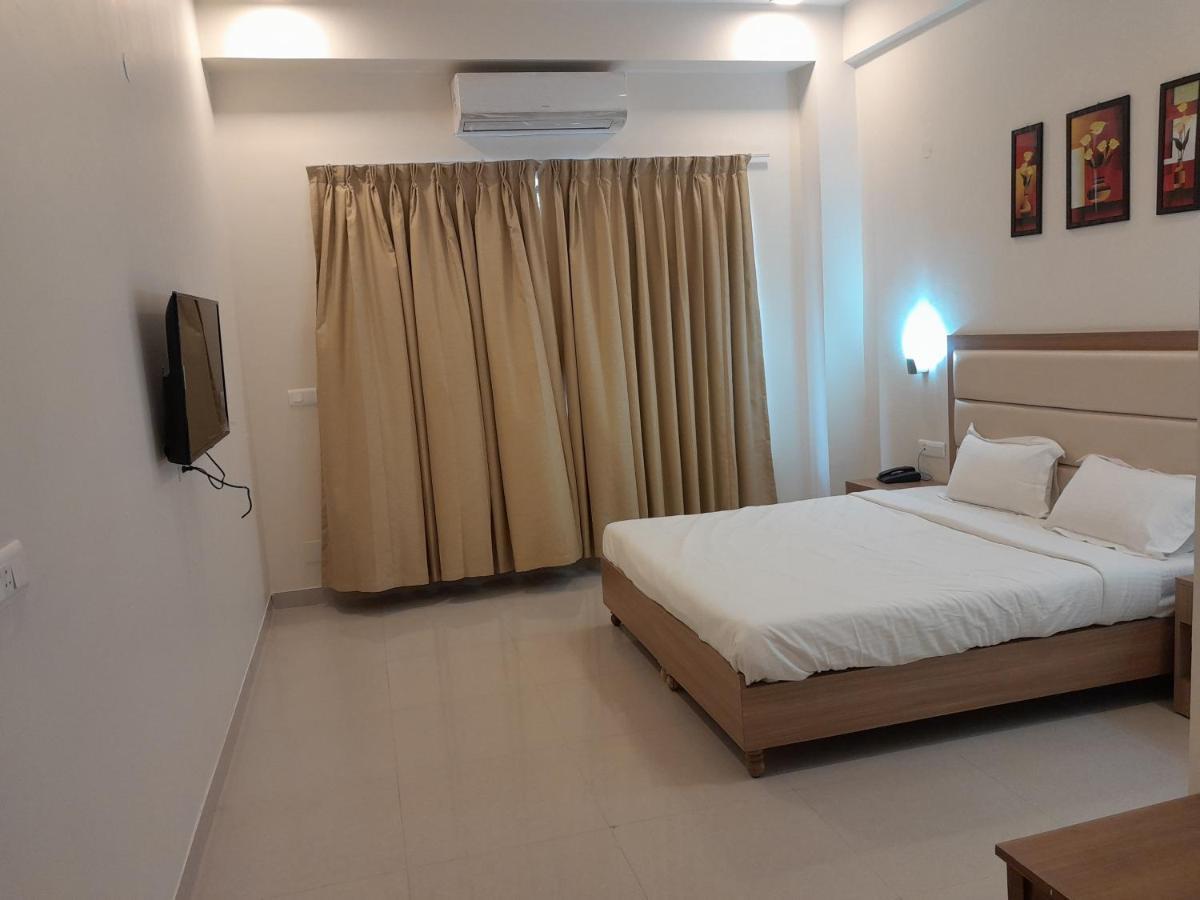Hotel The Luxem - Behind Ibis Hotel Gurugram Gurgaon Exterior photo