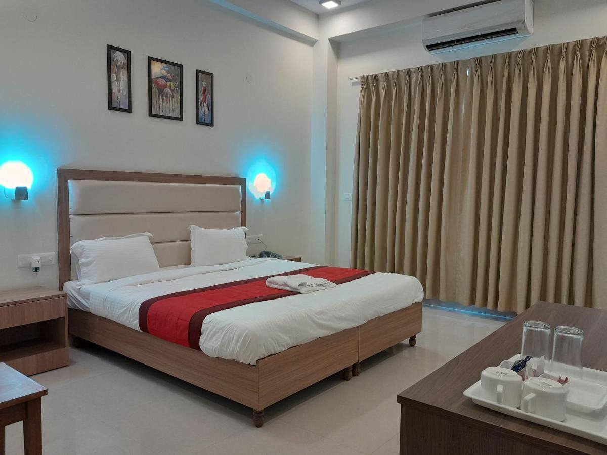 Hotel The Luxem - Behind Ibis Hotel Gurugram Gurgaon Exterior photo