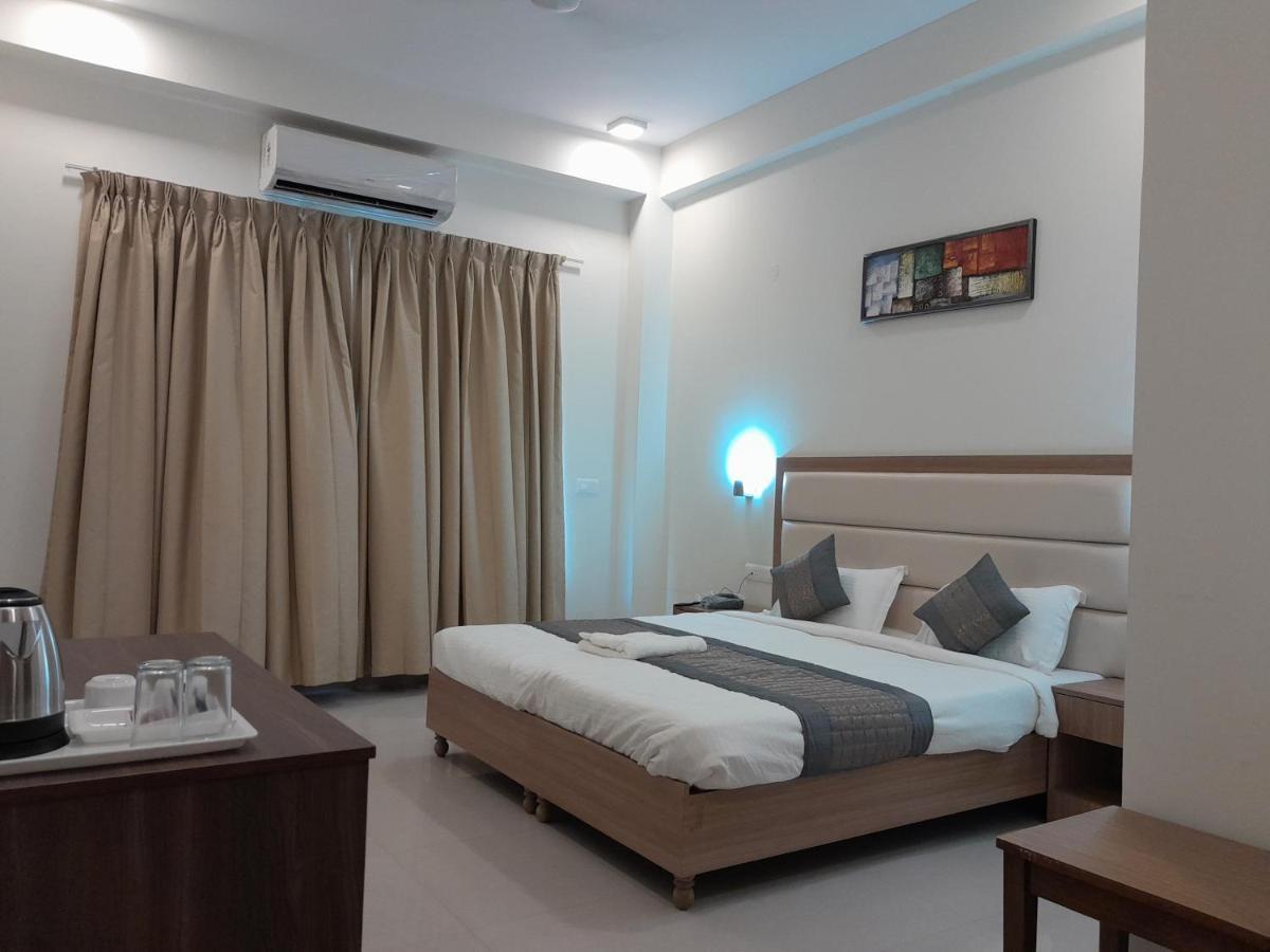 Hotel The Luxem - Behind Ibis Hotel Gurugram Gurgaon Exterior photo