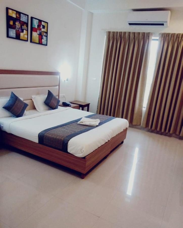Hotel The Luxem - Behind Ibis Hotel Gurugram Gurgaon Exterior photo