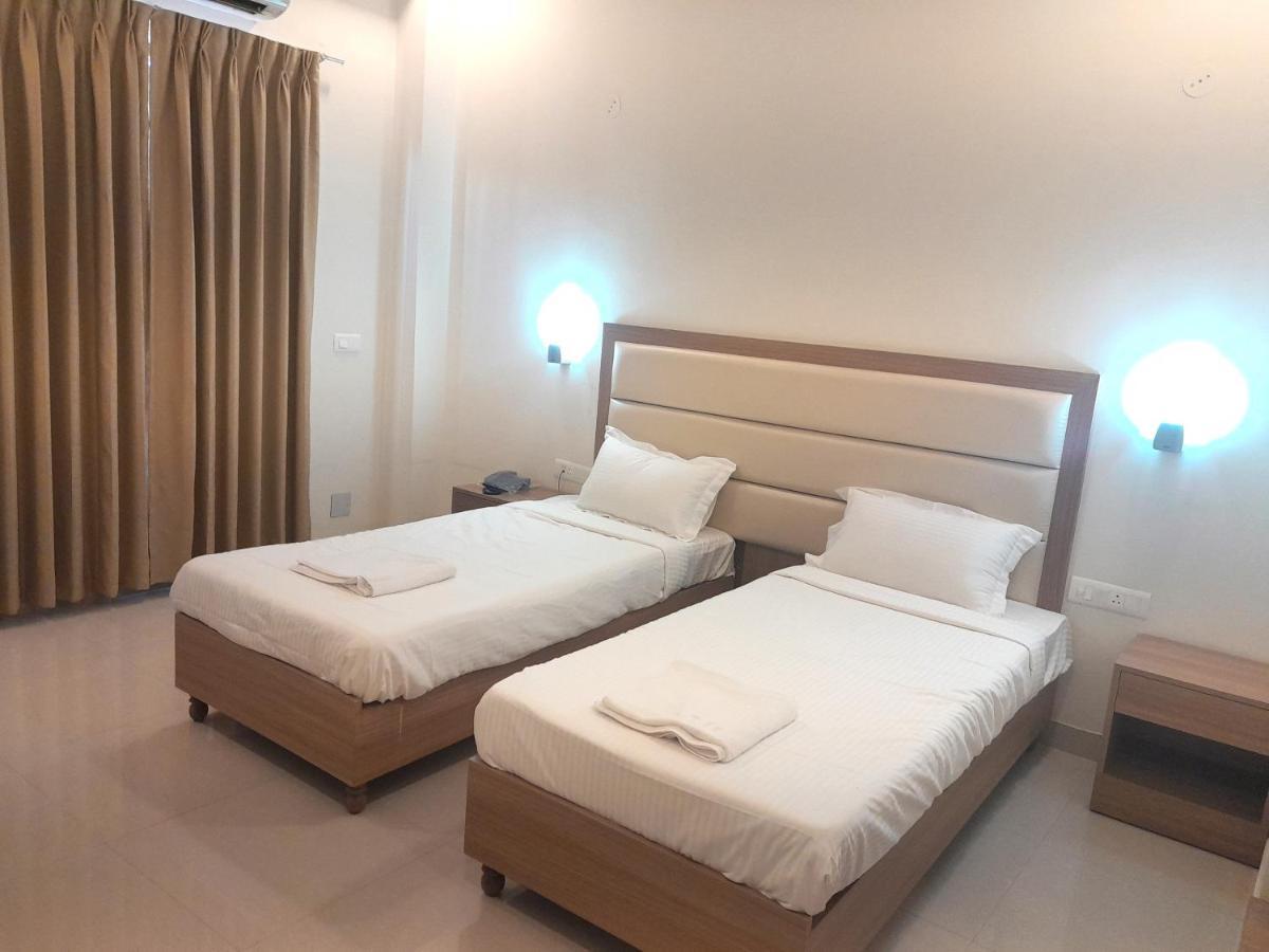 Hotel The Luxem - Behind Ibis Hotel Gurugram Gurgaon Exterior photo