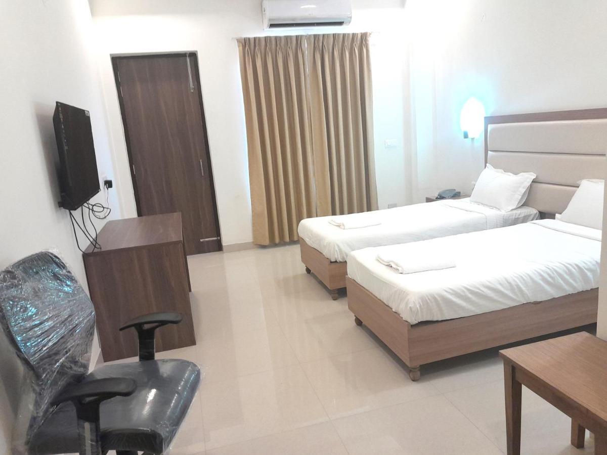 Hotel The Luxem - Behind Ibis Hotel Gurugram Gurgaon Exterior photo