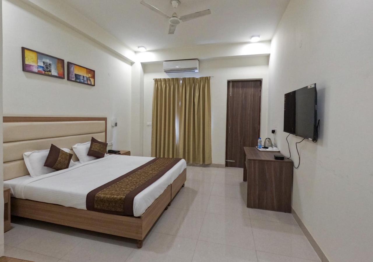 Hotel The Luxem - Behind Ibis Hotel Gurugram Gurgaon Exterior photo
