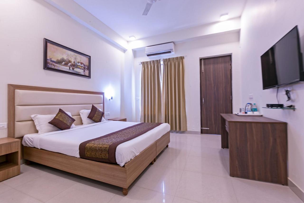 Hotel The Luxem - Behind Ibis Hotel Gurugram Gurgaon Exterior photo