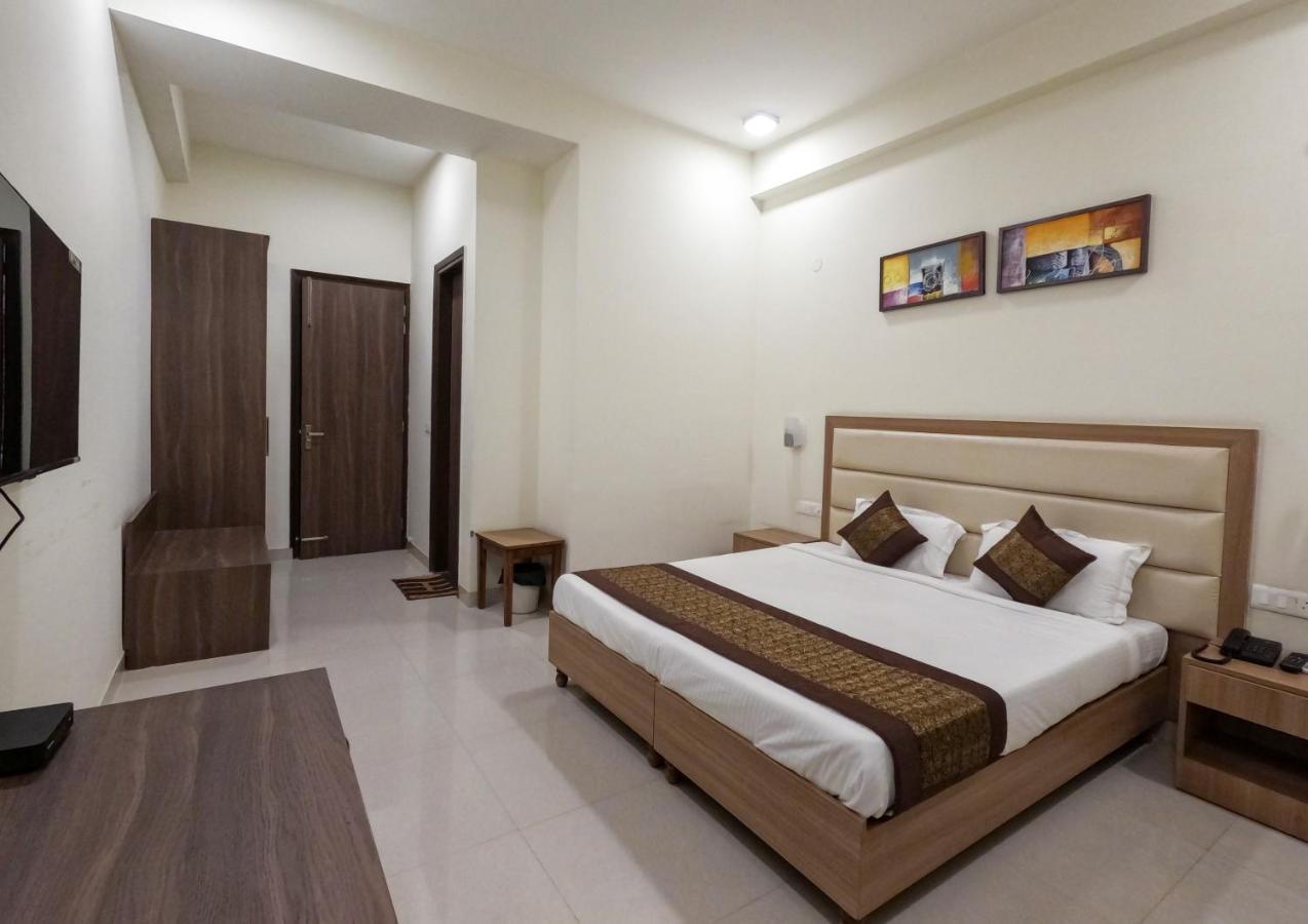 Hotel The Luxem - Behind Ibis Hotel Gurugram Gurgaon Exterior photo