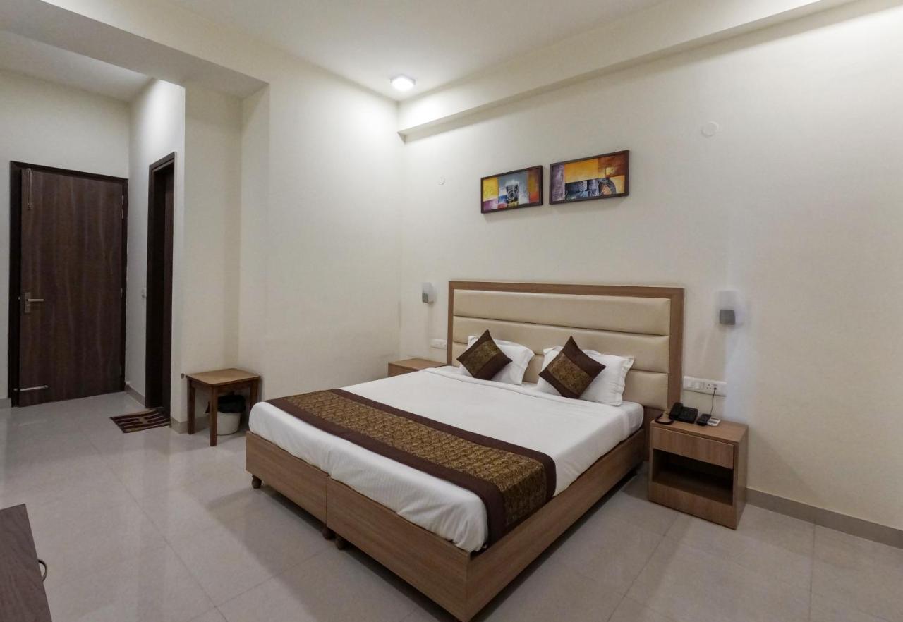 Hotel The Luxem - Behind Ibis Hotel Gurugram Gurgaon Exterior photo