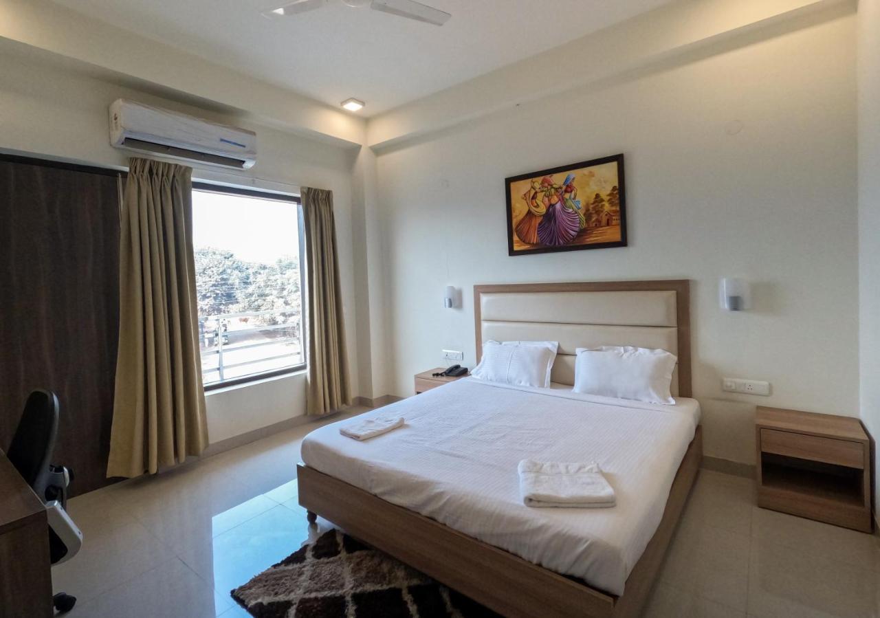 Hotel The Luxem - Behind Ibis Hotel Gurugram Gurgaon Exterior photo