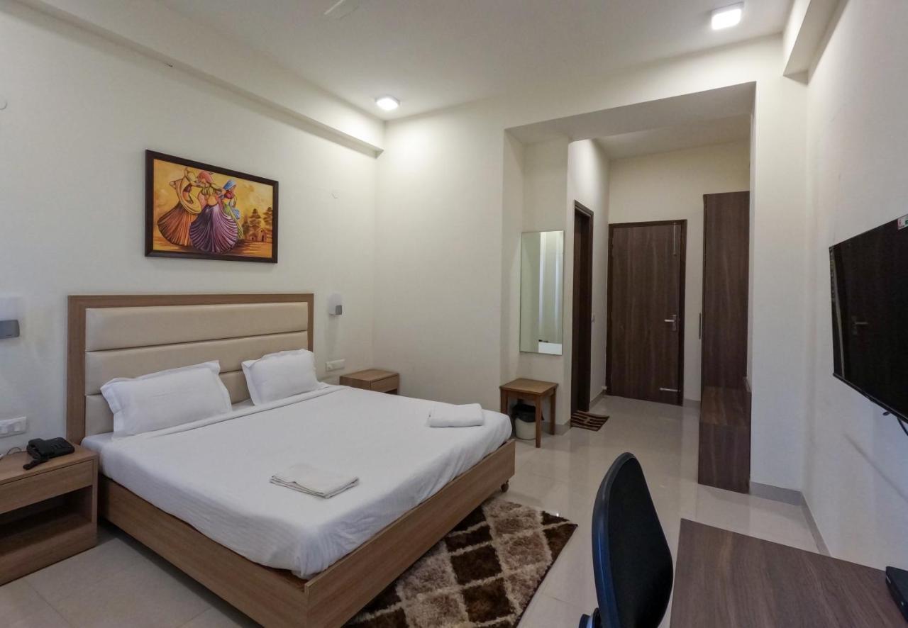 Hotel The Luxem - Behind Ibis Hotel Gurugram Gurgaon Exterior photo