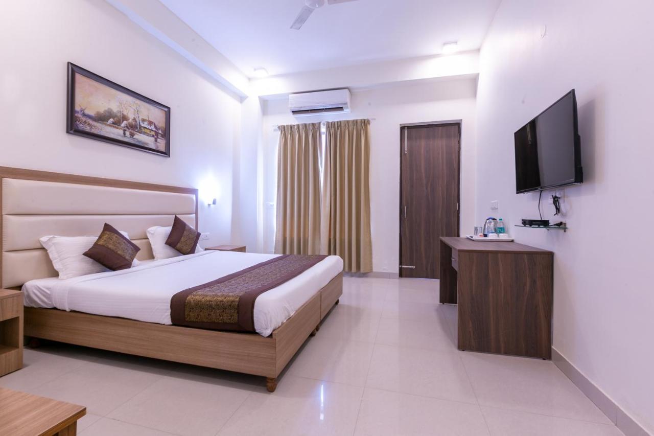 Hotel The Luxem - Behind Ibis Hotel Gurugram Gurgaon Exterior photo