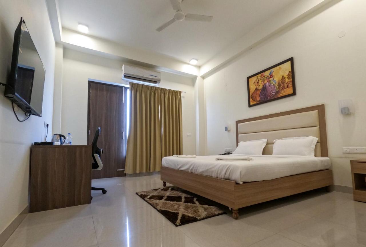 Hotel The Luxem - Behind Ibis Hotel Gurugram Gurgaon Exterior photo
