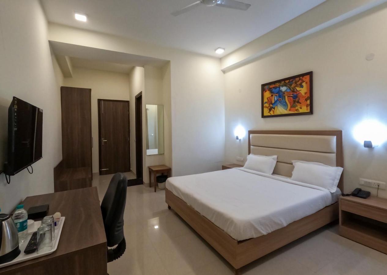 Hotel The Luxem - Behind Ibis Hotel Gurugram Gurgaon Exterior photo