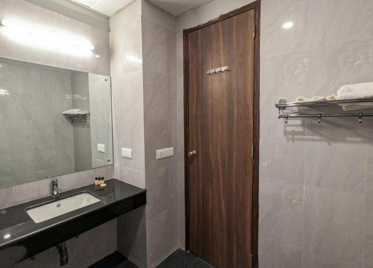 Hotel The Luxem - Behind Ibis Hotel Gurugram Gurgaon Exterior photo