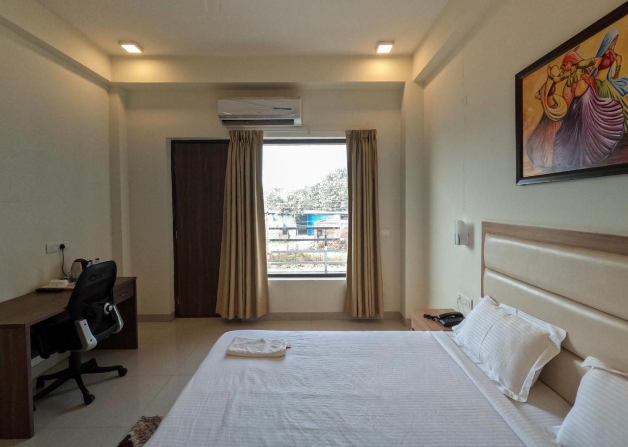 Hotel The Luxem - Behind Ibis Hotel Gurugram Gurgaon Exterior photo