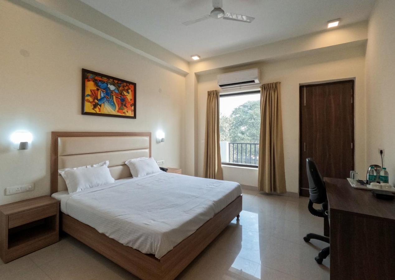 Hotel The Luxem - Behind Ibis Hotel Gurugram Gurgaon Exterior photo