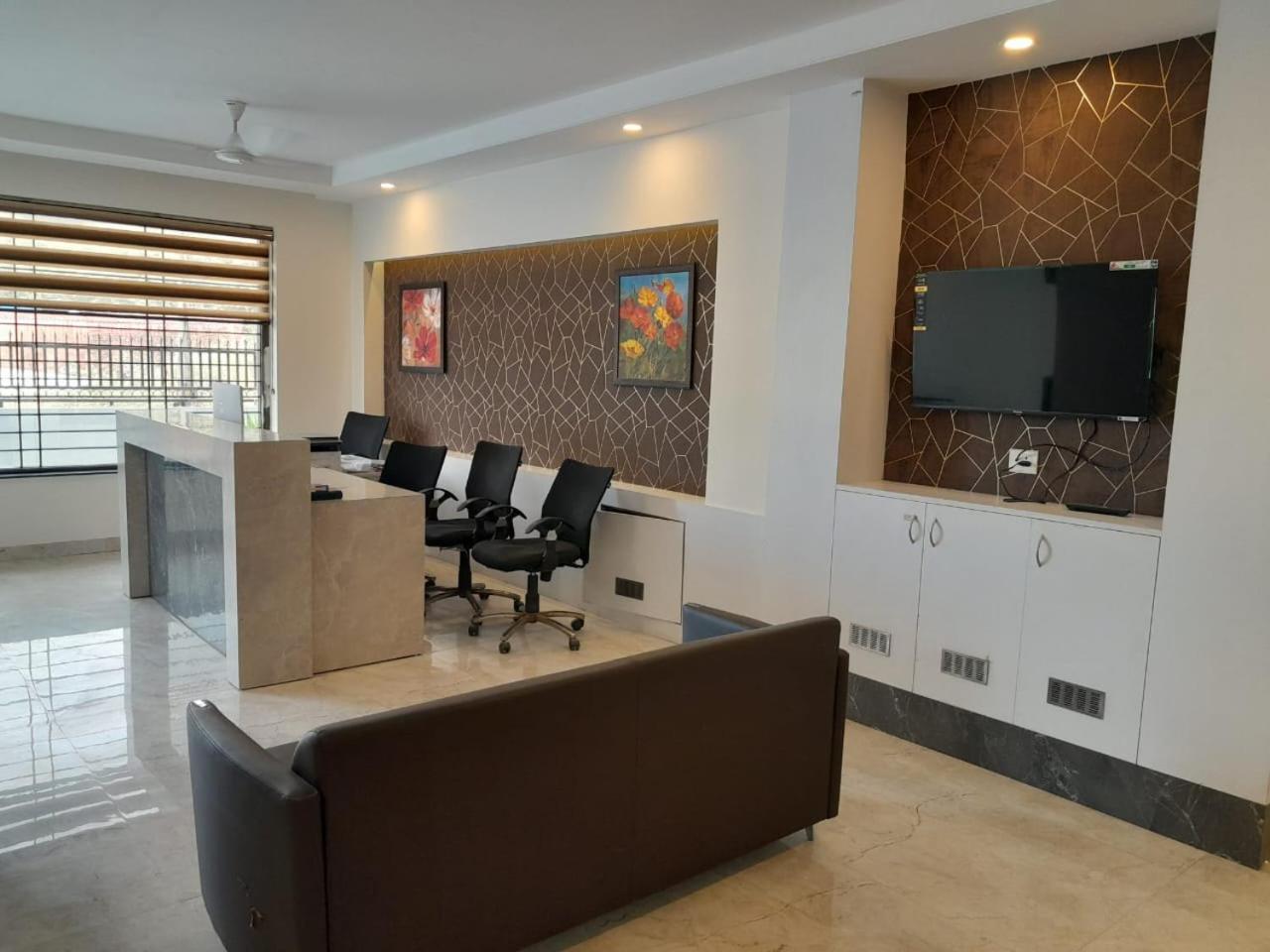Hotel The Luxem - Behind Ibis Hotel Gurugram Gurgaon Exterior photo
