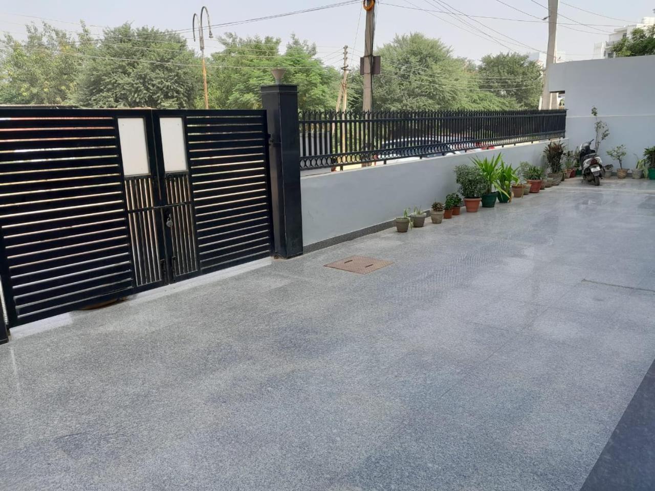 Hotel The Luxem - Behind Ibis Hotel Gurugram Gurgaon Exterior photo